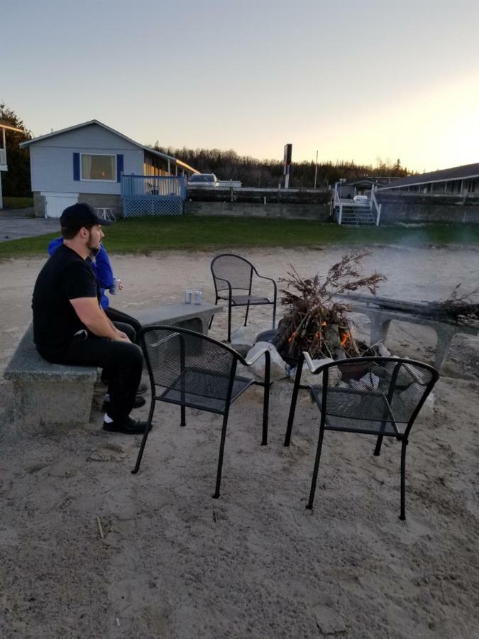 Bayview Lakefront Inn Saint Ignace Exterior foto